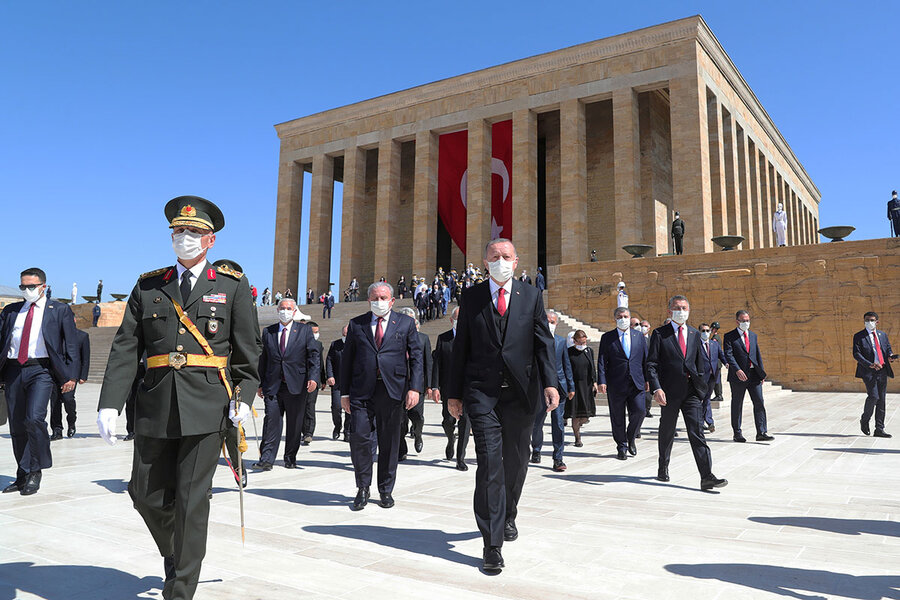 War in Mediterranean? NATO allies Greece,Turkey edge toward conflict